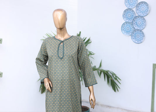 Mannequin wearing a green patterned dress with decorative plates in the background.